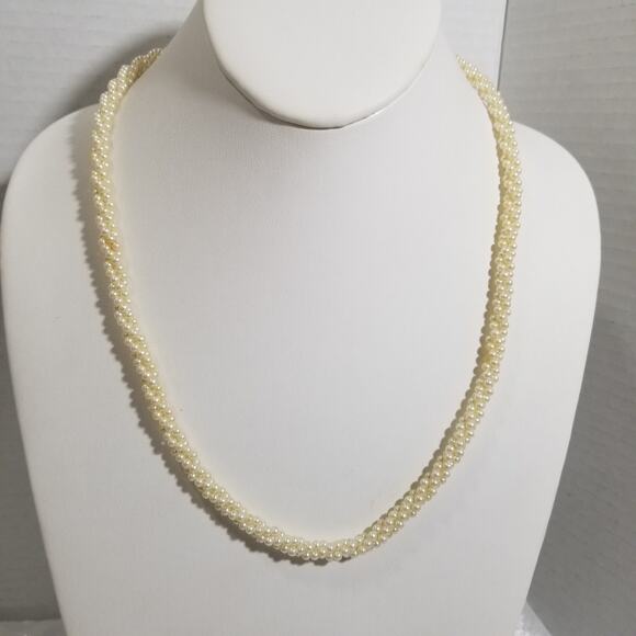 Marvella Pat 537985 twisted small faux pearl necklace 1.1691 - Picture 6 of 11